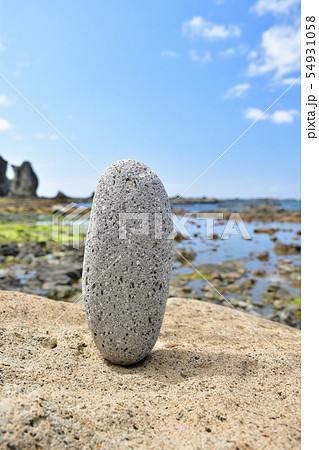 夏の北海道せたな町大成区長磯海岸で石のオブジェの風景を撮影 夏の北海道せたな町大成区長磯海岸で石のオブジェの風景を撮影 54931058
