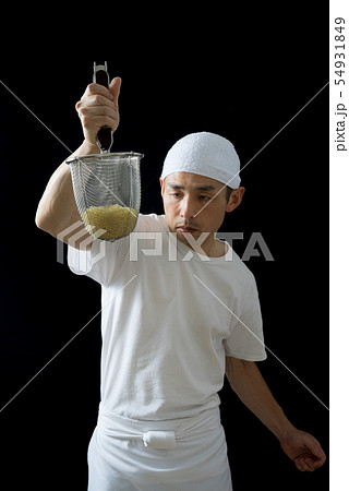 ラーメンの湯切り 54931849