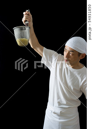 ラーメンの湯切り 54931850