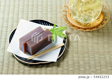 和菓子 羊羹と冷えたお茶 54932253
