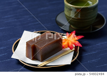 和菓子 羊羹と温かいお茶の写真素材