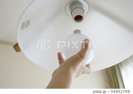 LED電球を交換する動作 54932749