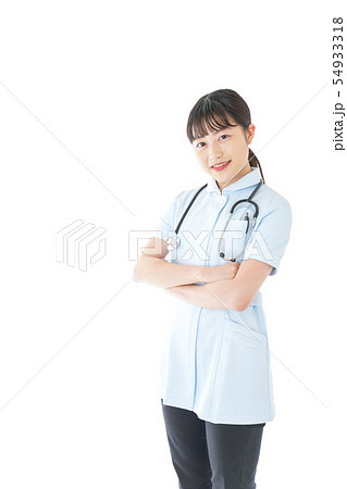腕を組む若い看護師 腕を組む若い看護師 54933318