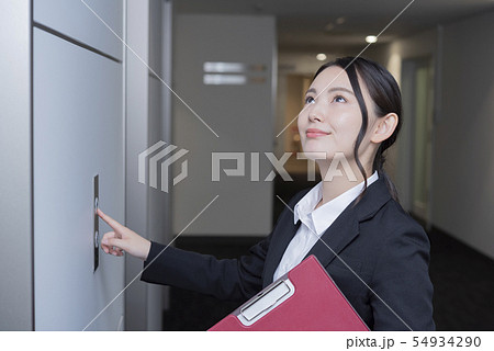 エレベーター　女性　ビジネス　スーツ 54934290