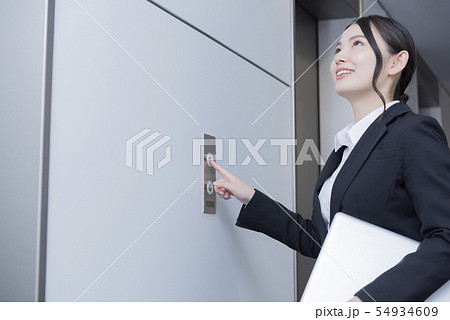 エレベーター 女性 ビジネス スーツ エレベーター 女性 ビジネス スーツ 54934609