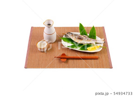 ニジマスの塩焼きと酒 54934733