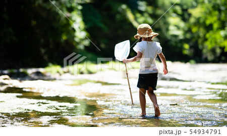 渓流で遊ぶ子供 渓流で遊ぶ子供 54934791
