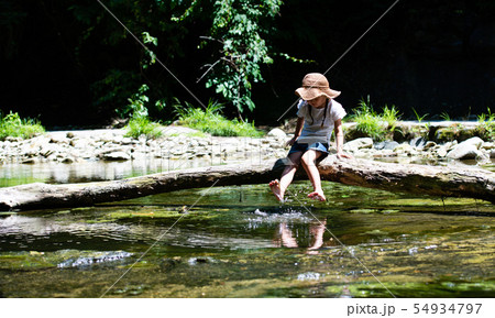 渓流で遊ぶ子供 54934797