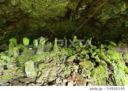 阿弥陀ケ滝　滝横の岩窟（岐阜県郡上市） 54936140