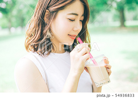 タピオカミルクティーを飲む女性 54936833