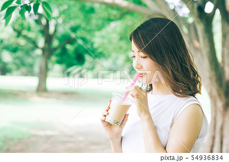 タピオカミルクティーを飲む女性 タピオカミルクティーを飲む女性 54936834