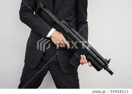 マシンガンを持つ戦うビジネスマン マシンガンを持つ戦うビジネスマン 54938221