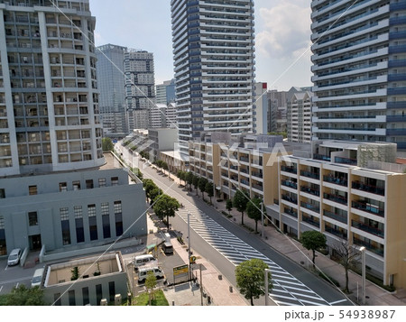 横浜市ポートサイド地区のビル群の昼 54938987
