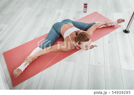 Young well-built woman training in the gym. 54939295