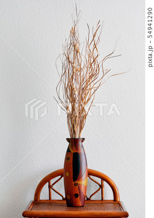 Dry flower arrangement in wooden vase 54941290
