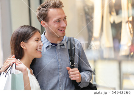 Couple shopping in Hong Kong Central Couple shopping in Hong Kong Central 54942266