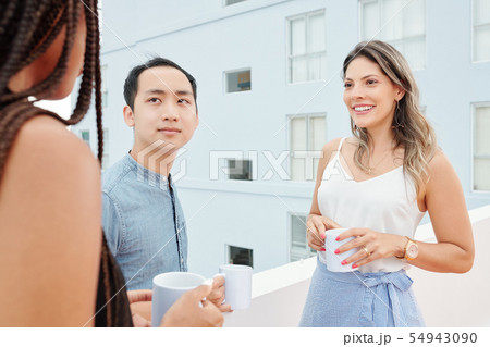 Informal conversation during coffee break 54943090
