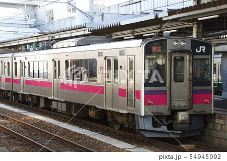 秋田駅に停車中の奥羽本線701系（秋田⇔新庄） 54945092