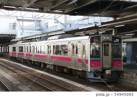 秋田駅に停車中の奥羽本線701系（秋田⇔新庄） 54945093