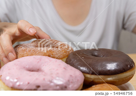 ドーナツいっぱい　過食症　過食イメージ 54946756