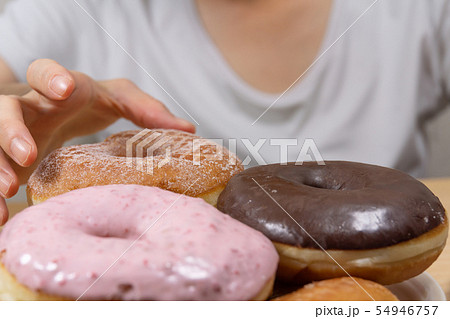 ドーナツいっぱい 過食症 過食イメージ ドーナツいっぱい 過食症 過食イメージ 54946757