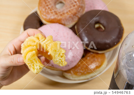ドーナツいっぱい 過食症 過食イメージ ドーナツいっぱい 過食症 過食イメージ 54946763