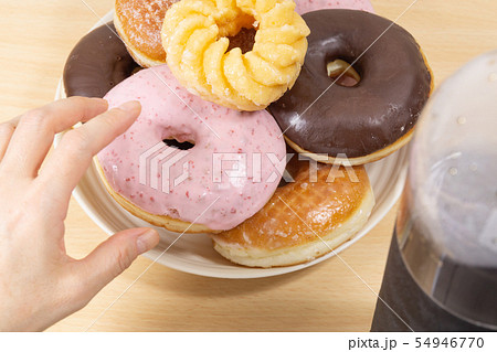ドーナツいっぱい　過食症　過食イメージ 54946770