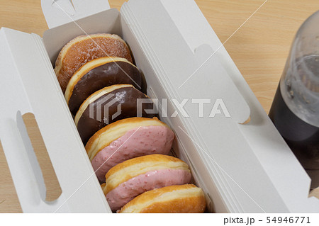 ドーナツいっぱい　過食症　過食イメージ 54946771