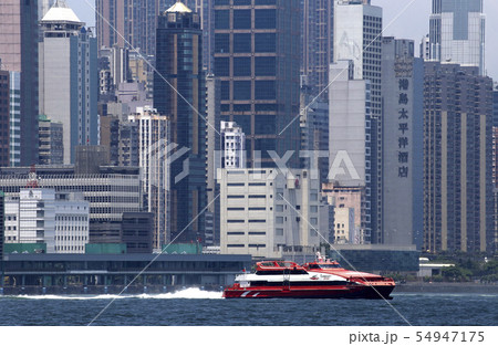 香港ビクトリア湾の高層ビル前をゆくマカオ行きの水中翼船 54947175