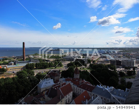 エストニア首都タリン旧市街の聖オラフ教会展望台からの景色の写真素材 54949941 Pixta