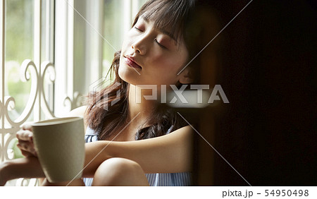 女性　ライフスタイル　ティータイム 54950498