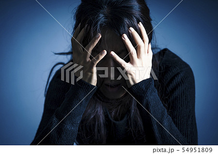 悩む・考える・女性 悩む・考える・女性 54951809