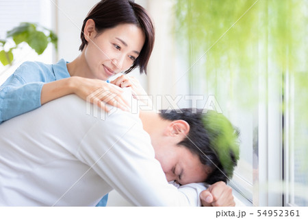 励ます　慰める　介抱する 54952361