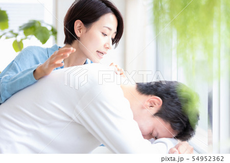 励ます　慰める　介抱する 54952362