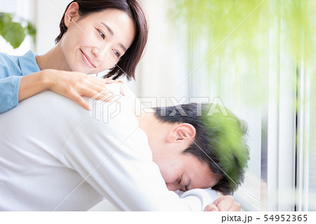 励ます　慰める　介抱する 54952365