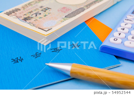 国民年金イメージ 年金手帳 札束 現金 100万円 国民年金イメージ 年金手帳 札束 現金 100万円 54952544