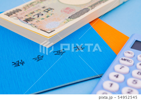 国民年金イメージ 年金手帳 札束 現金 100万円 国民年金イメージ 年金手帳 札束 現金 100万円 54952545