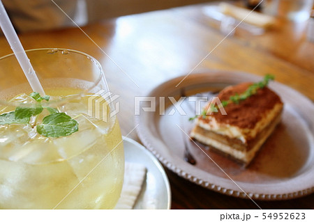 夏のティータイム 冷たいドリンクとケーキ 夏のティータイム 冷たいドリンクとケーキ 54952623