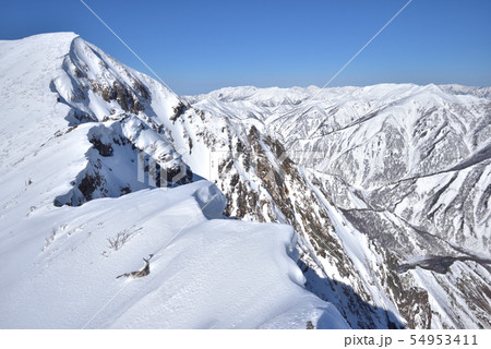 谷川岳一ノ倉沢ノゾキ付近から見る一ノ倉尾根と巻機山へ続く国境稜線 54953411
