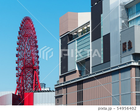 大阪梅田 HEP FIVE観覧車と阪急百貨店 54956402