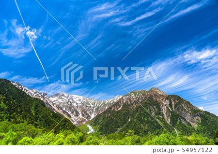 《長野県》新緑の上高地・岳沢と青空 54957122