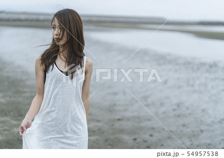 海の女性 54957538