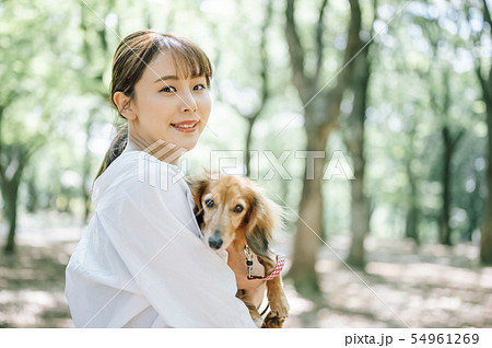 犬のいる暮らし 女性 犬のいる暮らし 女性 54961269