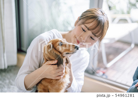 犬のいる暮らし　女性 54961281
