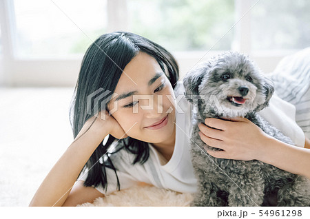 犬のいる暮らし 女性 犬のいる暮らし 女性 54961298