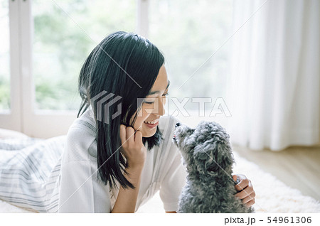 犬のいる暮らし　女性 54961306