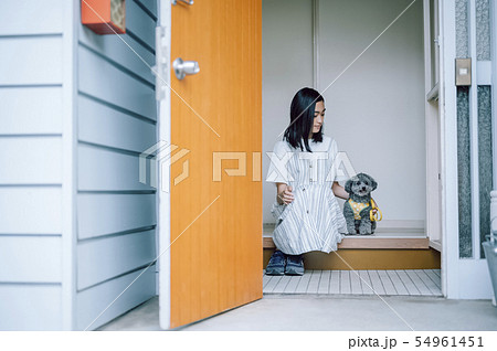犬のいる暮らし 女性 犬のいる暮らし 女性 54961451
