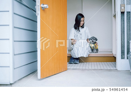 犬のいる暮らし　女性 54961454