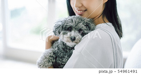 犬のいる暮らし　女性 54961491