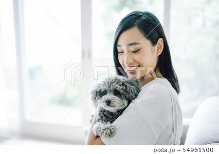 犬のいる暮らし　女性 54961500